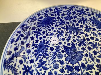 Un plat en porcelaine de Chine en bleu et blanc &agrave; d&eacute;cor floral, Kangxi
